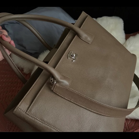 Chanel Cerf Executive Tote Bag - Picture 13 of 14